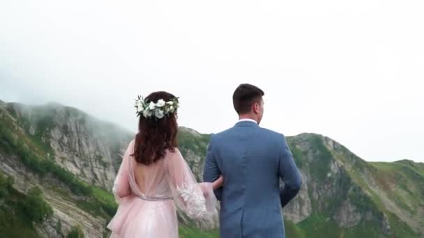Een Bruiloft Bergen Bruiloft Boog Voor Ceremonie Top Van Berg — Stockvideo
