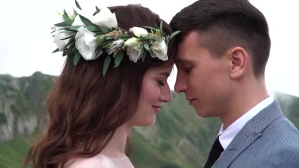 Vue latérale rapprochée toucher romantique. Les jeunes mariés s'embrassent doucement . — Video