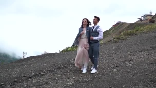 Hipster Recién casados caminando por el paisaje de montaña . — Vídeos de Stock