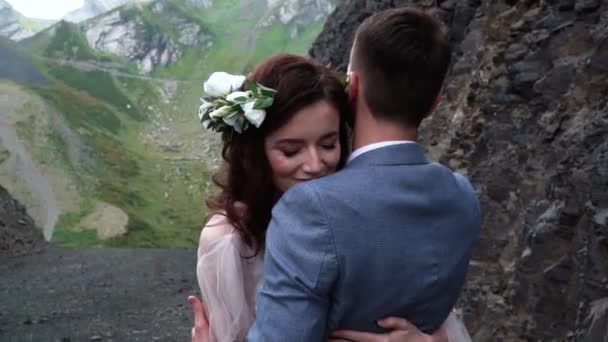 Jolie mariée mignonne fait vœu tout en étreignant avec son mari. jeunes mariés câlins heureux . — Video