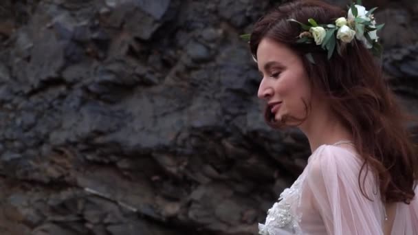 Sposa olandese con corona di fiori. Sposa e sposo stanno camminando in montagna. All'aperto cerimonia di nozze estiva . — Video Stock