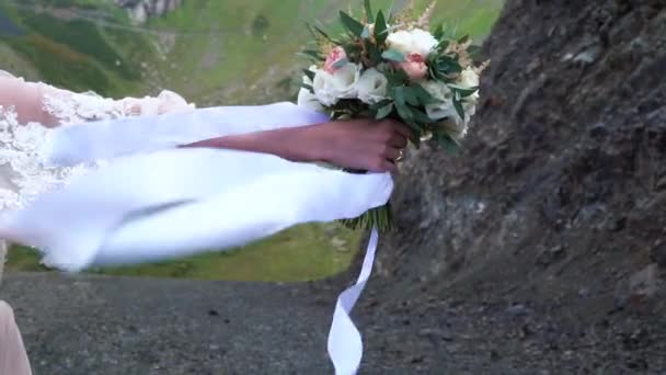 花束与丝带在风的马丹景观前 — 图库视频影像