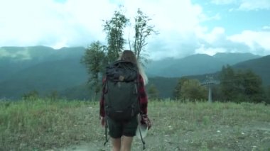 Açık havada sırt çantası ile wanking gülen sevimli şey. Yaz macera dağlarda. Hippi erkek dağlarda yürüyüş.