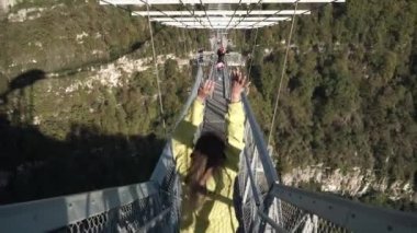 Huse Bizimhava aracılığıyla onunla dolaşmak için cutie genç bayan arayın. Genç Bayan Skypark yürüyüş zevk.