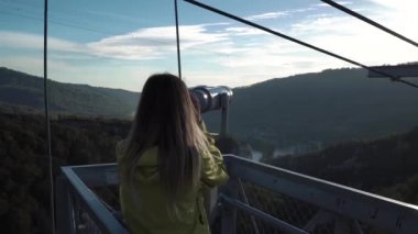 Kız Skypark zaman harcama. Genç Bayan turist dürbün ile muhteşem canion görünümünü tadını çıkarın. Sevimli sarışın doğa muhteşem görünüm tarafından sürpriz.