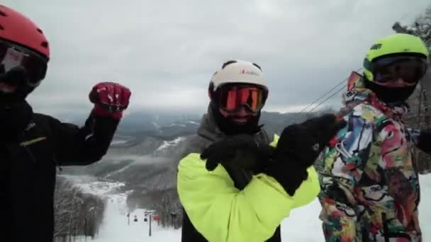 Zabawny nagi gej taniec pod Wyciąg narciarski na stoku góry w zwolnionym tempie — Wideo stockowe