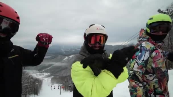 Lustige nackte Schwule tanzen unter Skilift am Berghang in Zeitlupe — Stockvideo