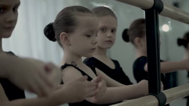 Little European Ballet tancerz próbuje przesunąć ramiona gładkie i delikatne. Młoda tancerka baletowa koncentruje się na nauce płynnego ruchu. — Wideo stockowe