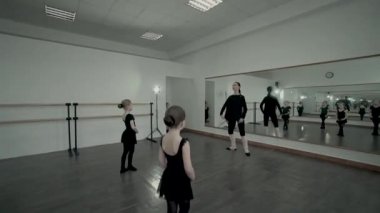 Çiçek elbiseli genç anne çocuk dans sınıfına geç. Genç anne kızını dans kursuna götürür. İlk adım bale dersi. Öğretmenler yeni küçük balerin ve annesi dans selamlıyorum