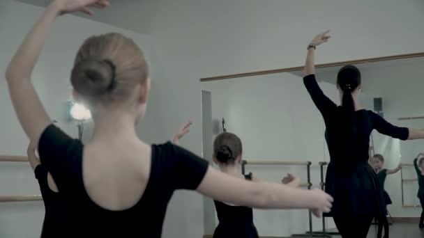 Schieten ballet leraar door studenten die proberen om de ballet beweging te kopiëren. Dans leraar wordt meegenomen door de studenten. — Stockvideo