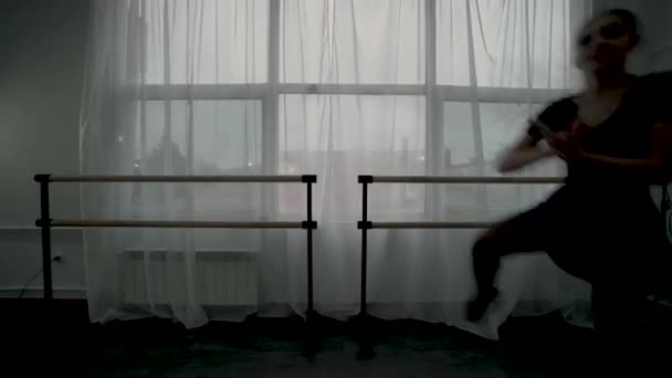 La cámara se mueve horizontalmente a lo largo de la clase de baile. Las bailarinas hacen saltos cerca de la cámara uno por uno. Bailarinas hacen GRAND JETE uno por uno . — Vídeo de stock