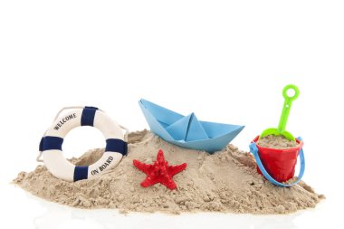 Beach life şamandıra ve beyaz arka plan üzerinde izole kum oyuncakları ile