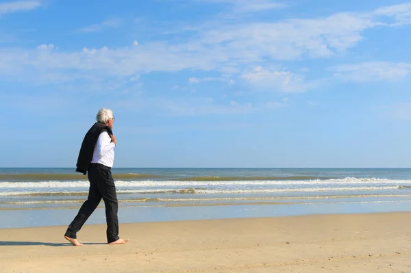 Hombre Negocios Traje Formal Caminando Por Playa —  Fotos de Stock
