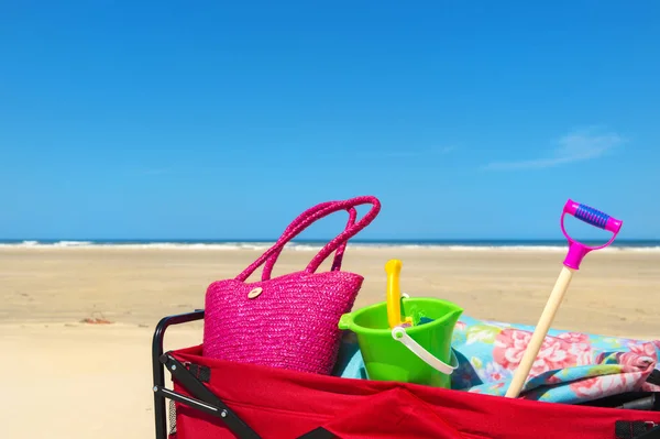 ビーチでの休暇の荷物と手のカート — ストック写真