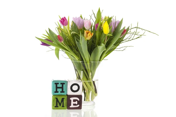 Buket Tulipaner Glas Vase Derhjemme Isoleret Hvid Baggrund - Stock-foto