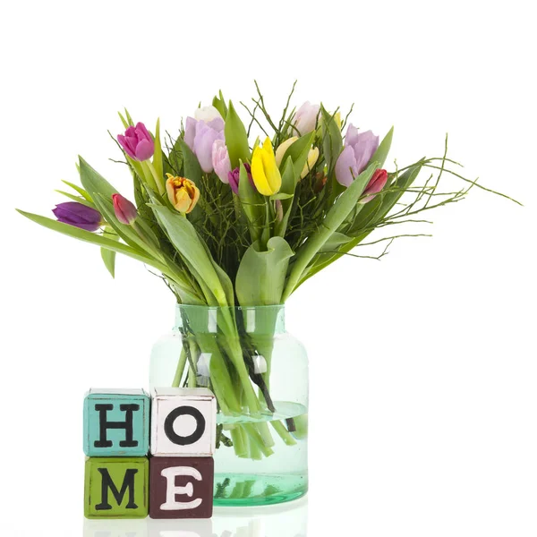 花束郁金香在玻璃花瓶在家隔绝白色背景 — 图库照片