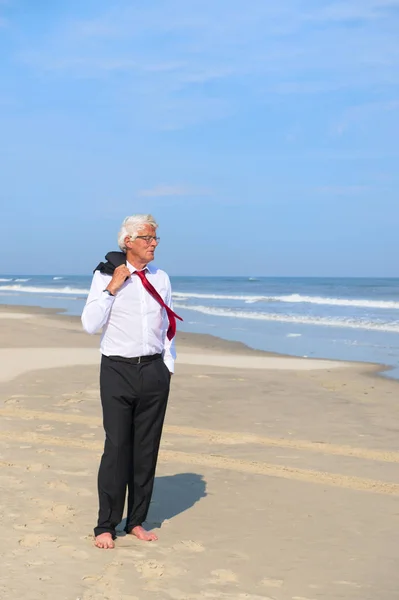 Biznes Człowiek Formalnym Garniturze Spaceruje Plaży — Zdjęcie stockowe