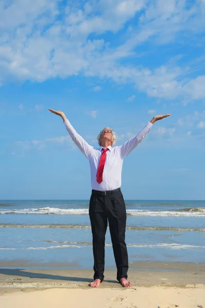 Homem Negócios Terno Formal Zen Meditação Praia — Fotografia de Stock