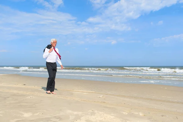 Affärsman Formell Kostym Promenader Stranden — Stockfoto