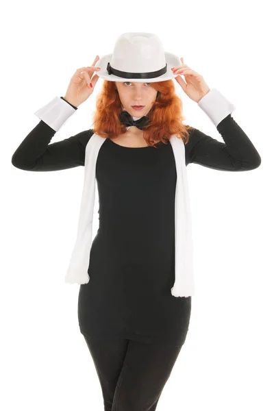 作为饰面用帽子和其他配件孤立在白色背景的女人 — 图库照片