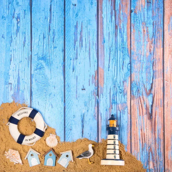 木製の背景にキャビン救命浮輪 灯台のビーチ ポスター — ストック写真