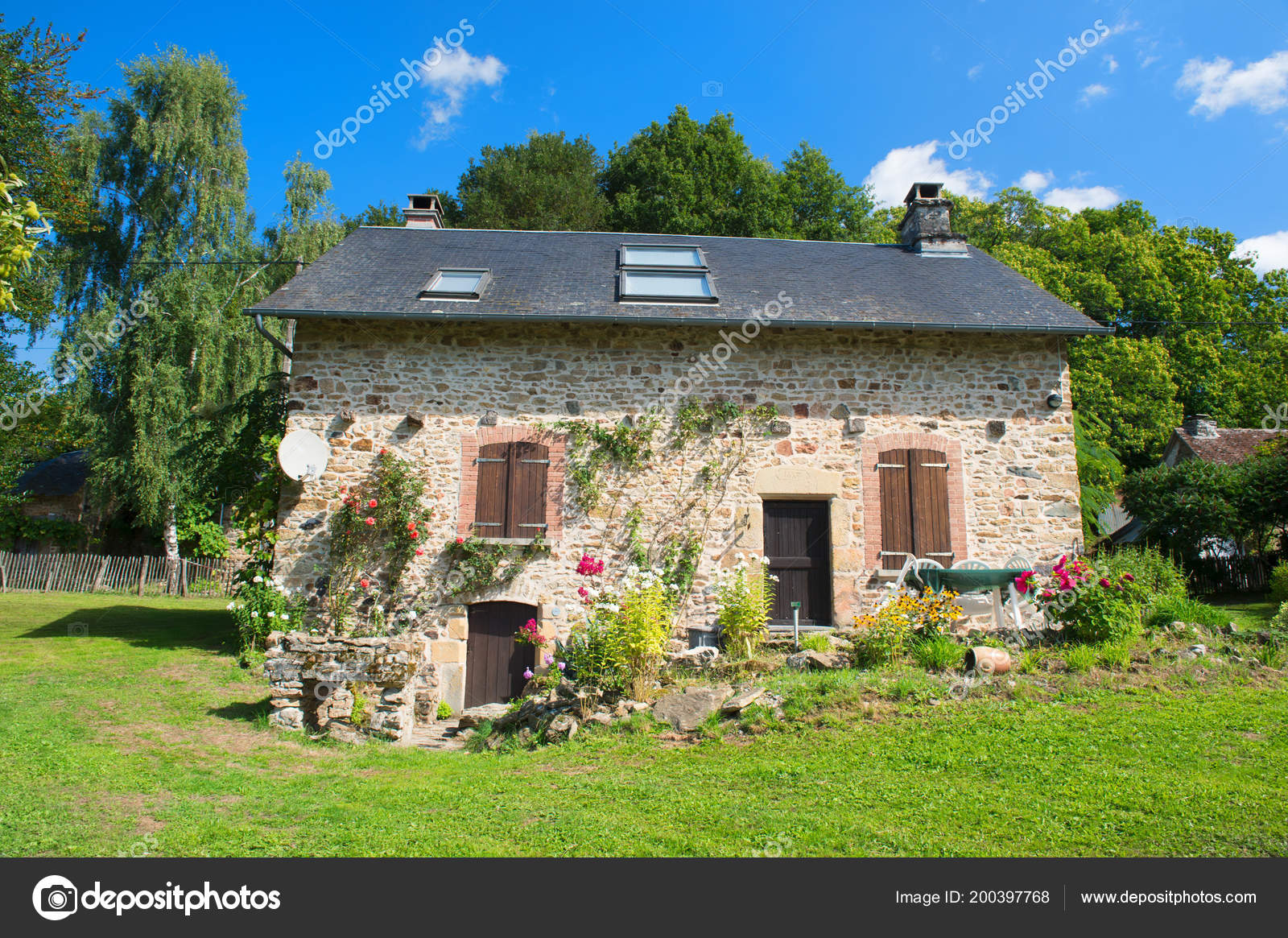 Typische Romantische Haus Frankreich Auf Dem Land ...