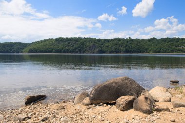 Fransızca Auvergne içinde yapay göl yakınındaki büyük taşlar