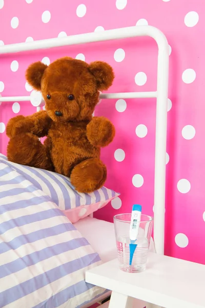 Girls Bedroom Pink Wall Paper Stuffed Bear — Stock Photo, Image