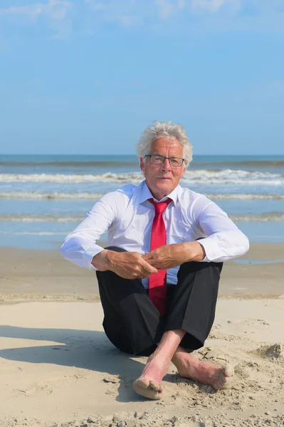Plajda Otururken Resmi Elbiseli Adamı — Stok fotoğraf
