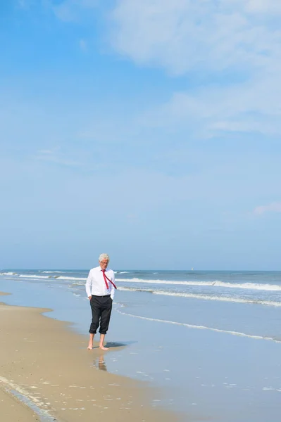 Hombre Negocios Traje Formal Caminando Por Playa —  Fotos de Stock