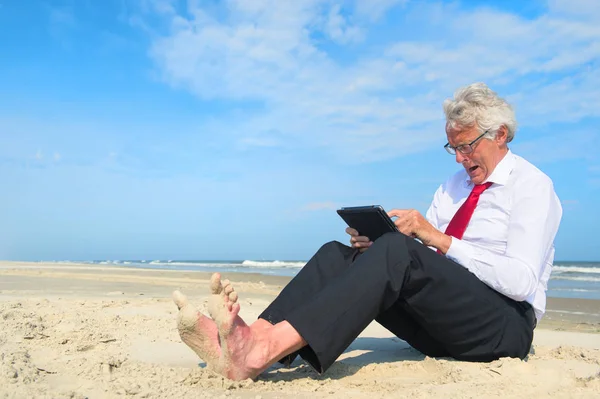 Homem Negócios Terno Formal Sentado Trabalhando Com Tablet Praia — Fotografia de Stock