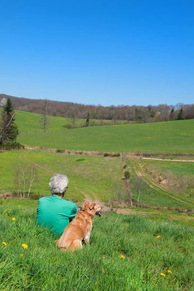 Man Med Hund Sitter Franska Landskap — Stockfoto