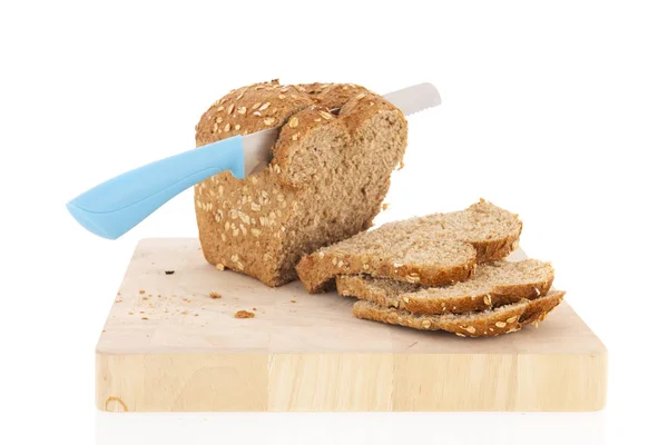 Hnědý Multigrain Chléb Plátcích Řezací Desce Izolované Přes Bílé Pozadí — Stock fotografie