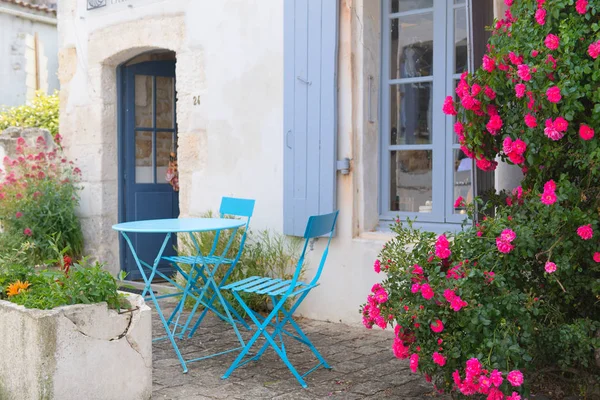 Romântico Terraço Francês Com Bistrô Azul Rosas Rosa — Fotografia de Stock