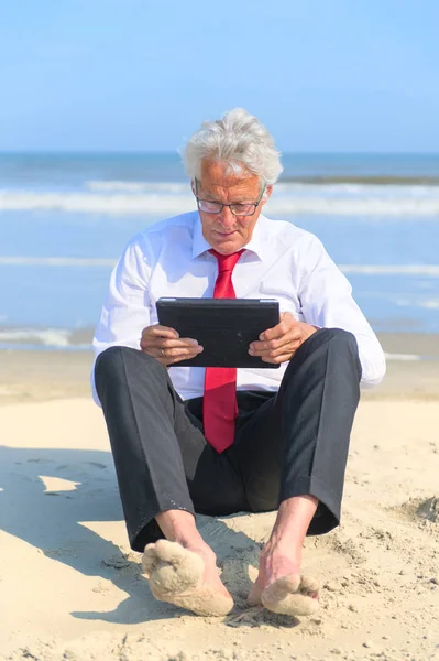 Homem Negócios Terno Formal Sentado Trabalhando Com Tablet Praia — Fotografia de Stock
