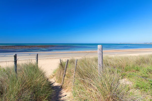 Ile Strand Liggande Sand Och Hav Med Segelbåtar Vid Horisonten — Stockfoto