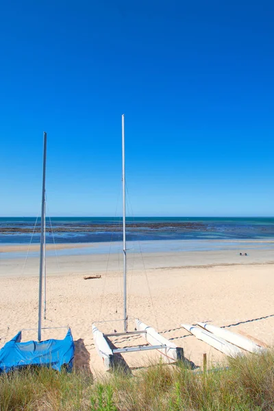 Ile Beach Táj Homok Tenger Vitorlások Láthatáron — Stock Fotó