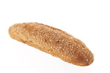 Kesme tahtasındaki bıçaklı kahverengi çoklu tahıllı ekmek beyaz arka planda izole edilmiş.