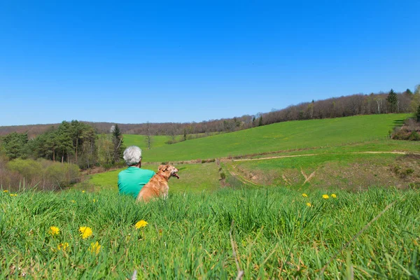 フランス語の風景の中に座っている犬を持つ男 — ストック写真