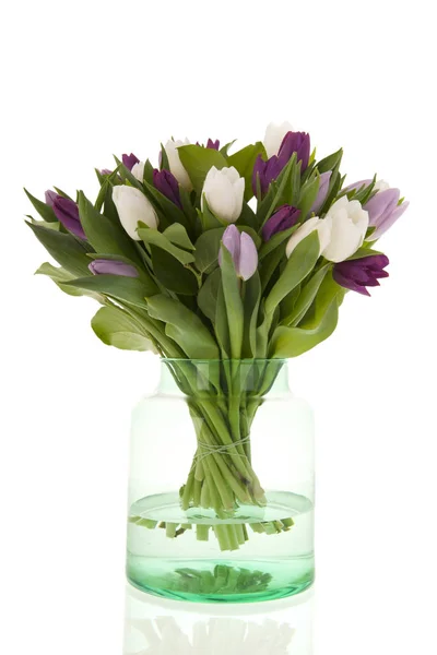 白い背景の上に隔離された緑のガラスの花瓶に花束のカラフルな混合チューリップ — ストック写真