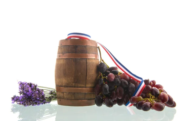 老木酒桶和一串红色葡萄查出在白色背景 — 图库照片