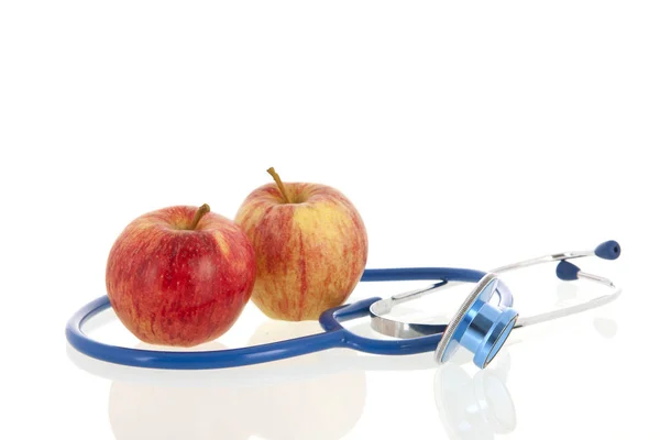 Rode Appels Medische Stethoscoop Voor Gezondheidszorg Geïsoleerd Witte Achtergrond — Stockfoto