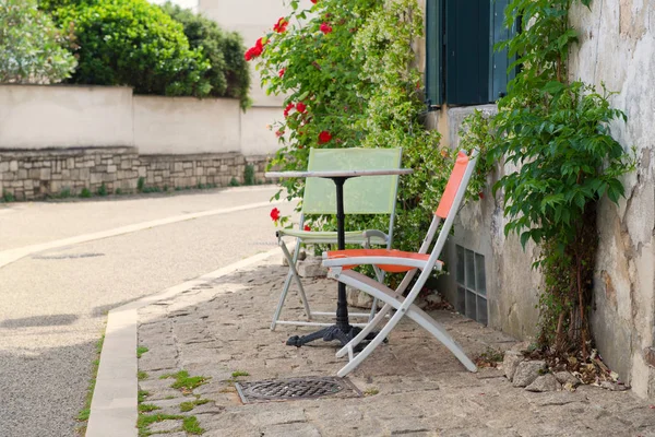 Romantique Terrasse Française Avec Ensemble Bistro Coloré Roses Rouges — Photo