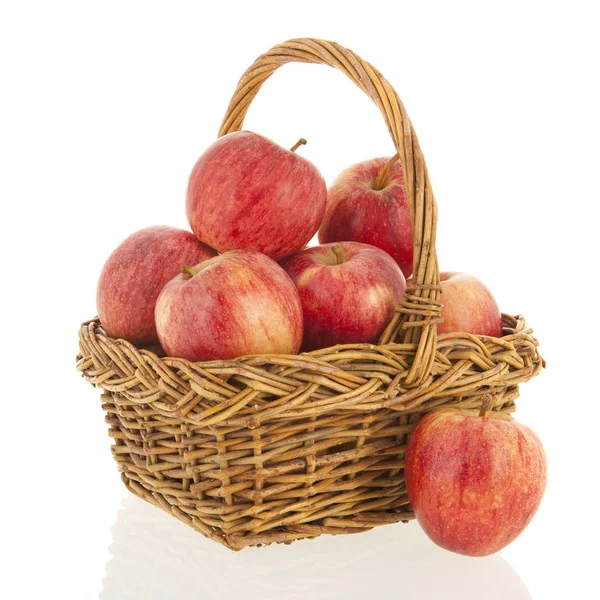 Wiklinowy Kosz Pełen Zdrowe Czerwone Jabłka Białym Tle Nad Białym — Zdjęcie stockowe