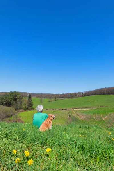 Homem Com Cão Sentado Paisagem Francesa — Fotografia de Stock