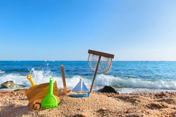 Hand Vagn Med Andra Vintage Leksaker Stranden — Stockfoto