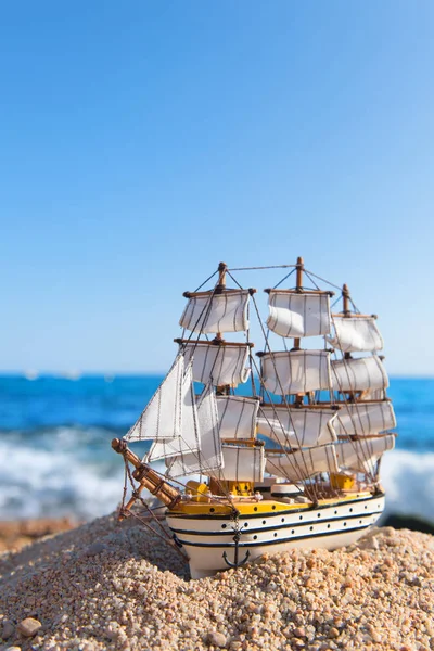 Oud Hoog Zeilschip Het Strand — Stockfoto