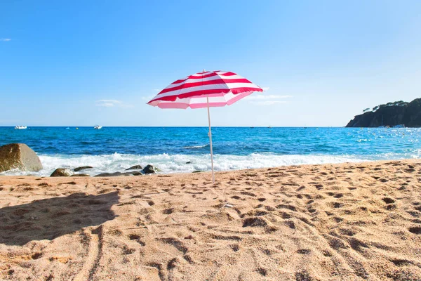 Leerer Strand Mit Wellen Meer Und Gestreiftem Rosa Sonnenschirm — Stockfoto