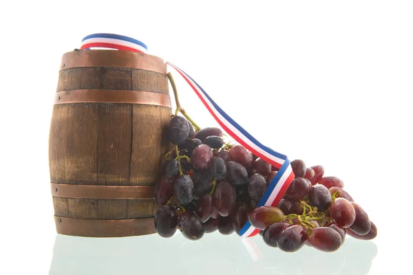 老木酒桶和红色葡萄的 Buch 查出在白色背景 — 图库照片