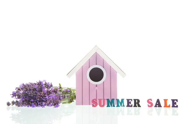 Boeket Paarse Lavendel Met Roze Vogel Huis Geïsoleerd Witte Achtergrond — Stockfoto